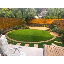 Terasz az íves kertben.