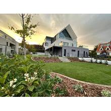 Lankás kert hangulatos fényárban.