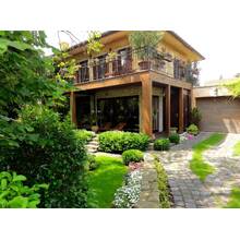 Mediterrán stílusú villa kertje.