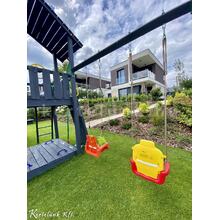 Gyermekbarát kert, játszósarokkal.