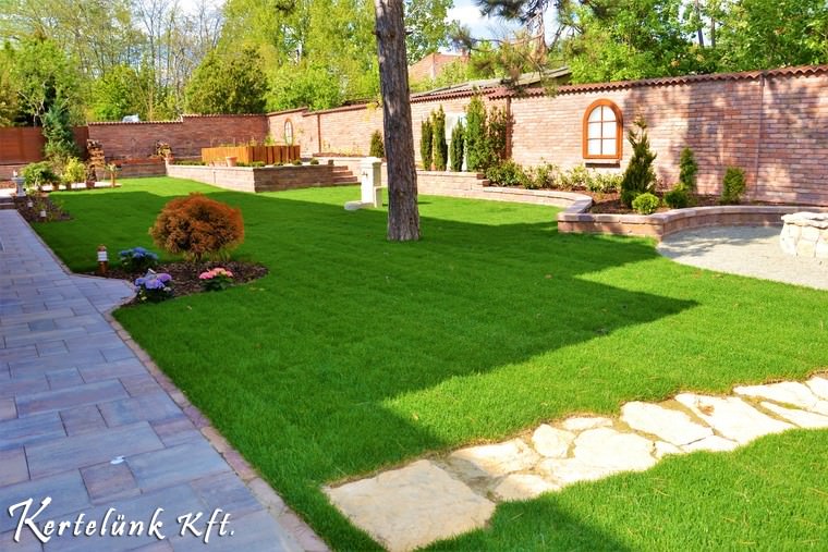 A fenyőmulcs és a gyep kiválóan harmonizál színben.