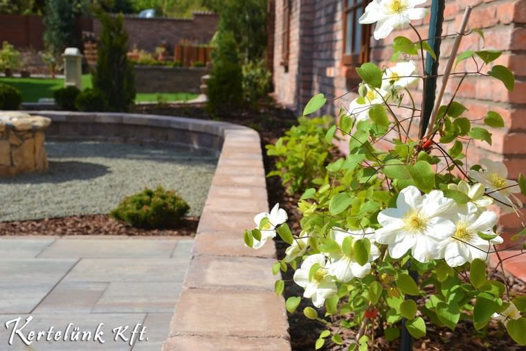 Rendezett kert hatását kelti a világos tagolás.