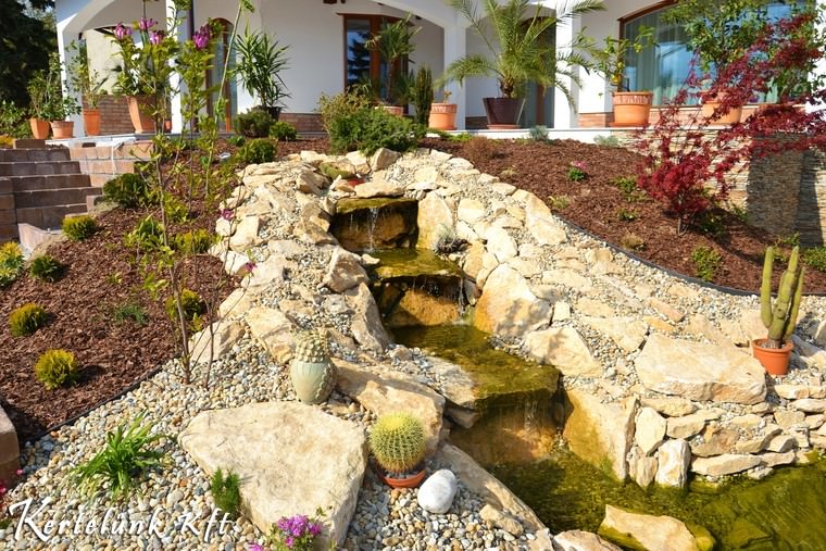 Csörgedező víz szeli ketté a sziklakertet.