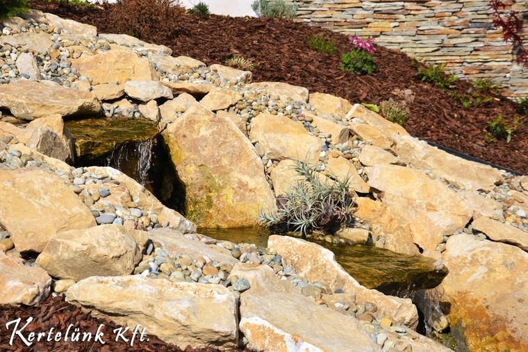Kis csobogó szeli ketté a sziklakertet.