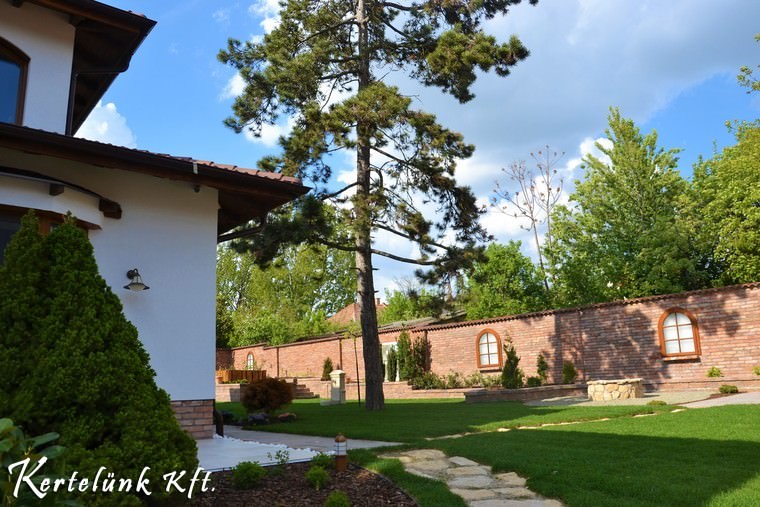 Óriási fenyőfa a kert központi eleme.