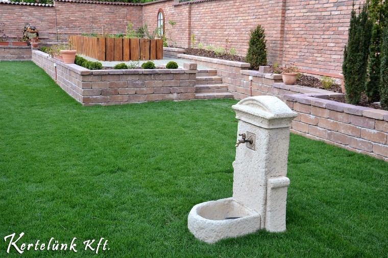 Vörös téglafalak veszik körbe a kert ez részét.