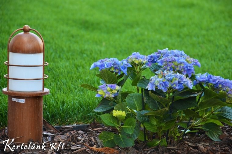 A kerti világítás harmonizál a ház stílusával.