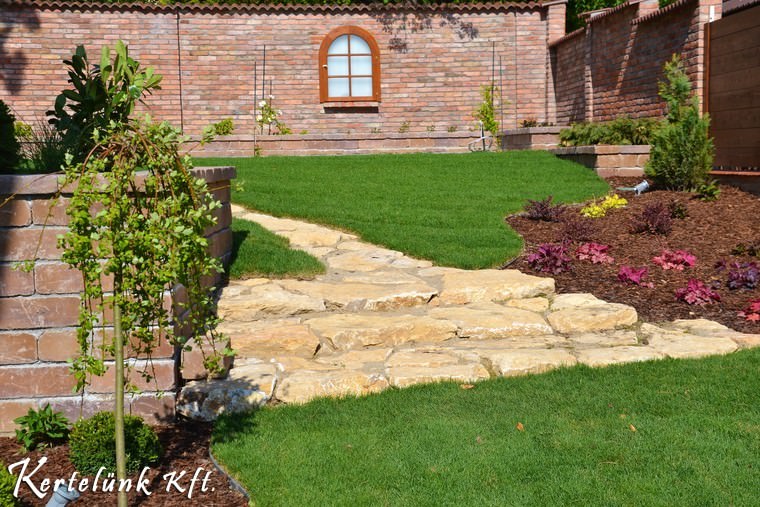 Ágyásokkal határolt lépcső vezet fel.