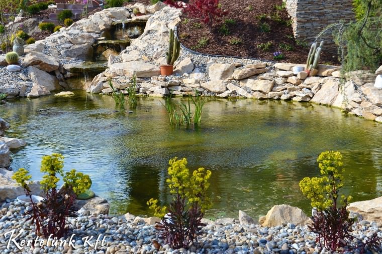 A tó vízellátásáról egy csobogó gondoskodik.