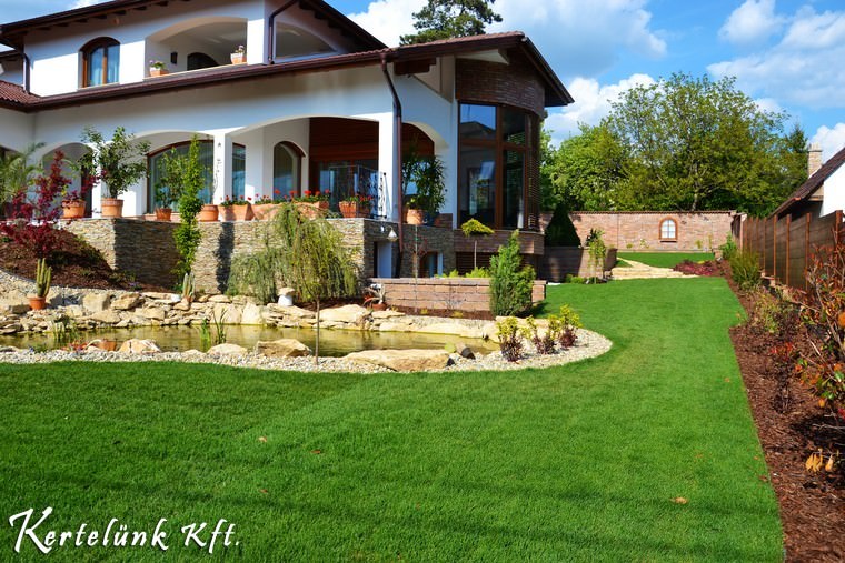 A kerti tó és a rengeteg növény teszi élővé a kertet.