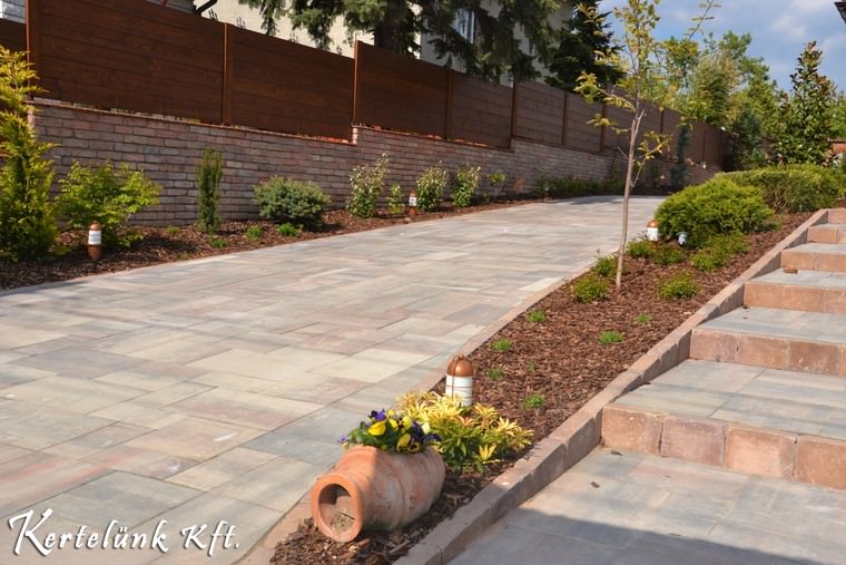 A fenyőmulcs nagymértékben könnyíti a kert fenntartását.