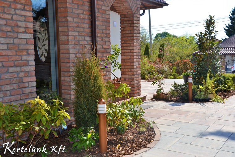 Változatos növényvilág teszi izgalmassá a bejáratot.