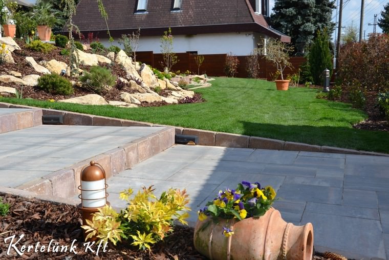 Kiválóan rendezett mediterrán előkert.