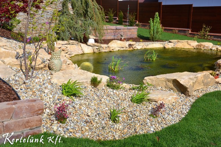 Sziklás-kavicsos mediterrán tavacska.