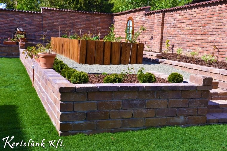 Sok szabadon hagyott téglafelületet alkalmaztunk.