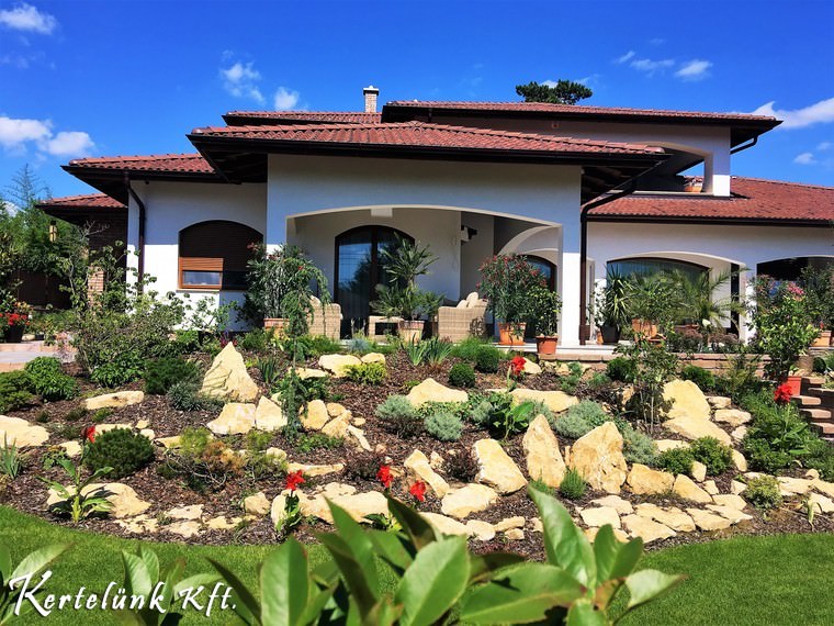 Sokszínű növényvilág teszi felejthetetlenné ezt a kertet!