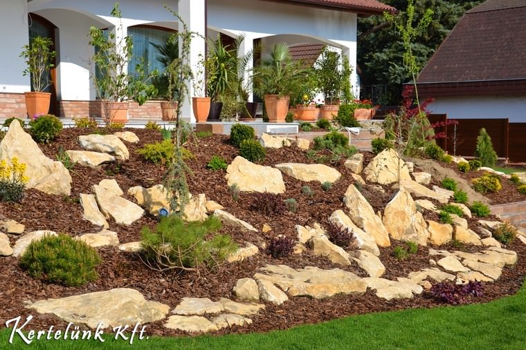 Fenyőmulccsal töltöttük fel a sziklák közötti területet.