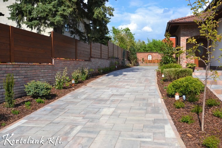 Sok örökzöld növénnyel élénkítettük fel a bejárót.