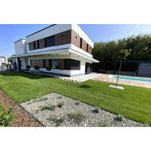 Modern villa és medence.