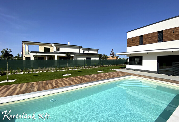 Modern villa medencével.