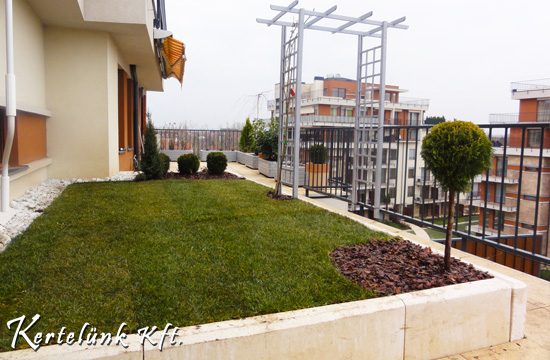 Kertépítés Budapesten egy tetőtéri lakás teraszán