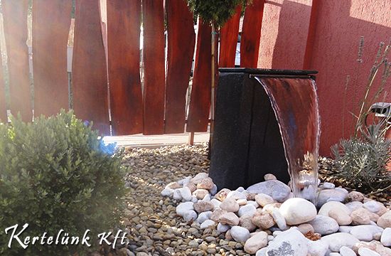 Kerti csobogó egy új építésű családi háznál