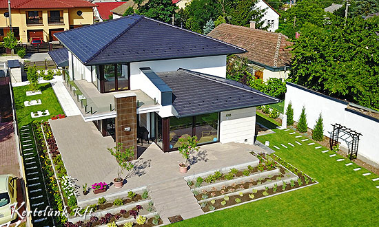 Modern ház és kertje drónfelvételről