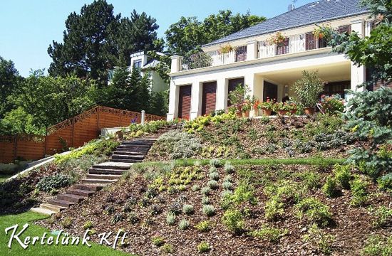 Kert a hegyoldalban. Rézsűs megoldással tüntetjük el a szintkülönbségeket.